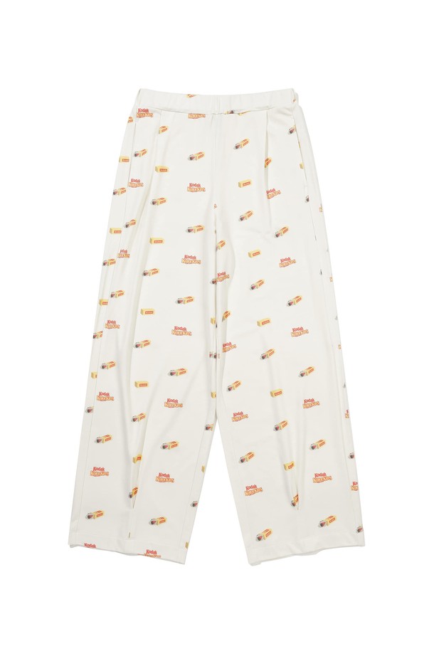 씨네라운지 라이트 패턴 스트레이트 팬츠 IVORY는 가볍고 찰랑거리는 촉감의 아이보리 컬러 스트레이트 팬츠입니다. 폴리에스터, 레이온, 폴리우레탄 혼방 소재로 제작되었으며, 필름 패키지 모티브의 유니크한 올오버 패턴이 특징입니다. 신축성이 뛰어나 편안한 착용감을 제공하며, 여유로운 핏으로 집콕룩, 동네 마실룩, 여행룩 등 다양한 TPO에 활용 가능합니다. 캐주얼, 미니멀, 리조트 스타일 연출에 용이하며, 단품 착용은 물론 셋업 아이템과 함께 코디하여 더욱 스타일리시하게 연출할 수 있습니다. 비침이 보통인 점 참고 바랍니다.
