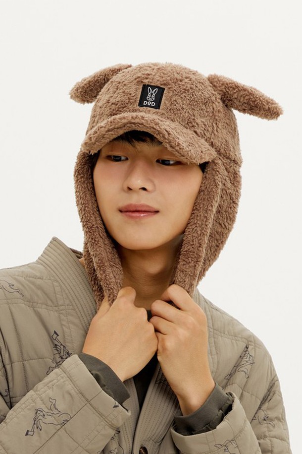 "래빗 보아 플리스 트루퍼(TAN)"는 부드러운 촉감의 폴리에스터 소재로 제작된 방한용 트루퍼 모자입니다. 탄(TAN) 컬러에 귀와 뒷목을 덮는 디자인으로, 캠핑룩 및 겨울 데일리룩에 스타일리시함을 더합니다. 두꺼운 두께감과 방한, 방풍 기능을 갖춰 추운 날씨에도 따뜻함을 유지해 줍니다. 모자 깊이 18cm, 챙 넓이 7cm, 시그니처 레빗 로고가 특징이며, 캐주얼, 클래식, 고프코어 스타일을 모두 소화할 수 있습니다. 유니크한 디자인의 트루퍼 햇으로 겨울철 따뜻함과 스타일을 동시에 잡으세요.
