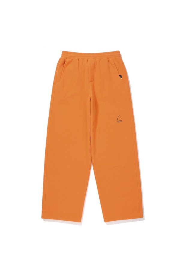 오베리(AUBERRY) 폴라텍 마이크로 플리스 팬츠는 아웃도어 활동과 일상 모두 활용 가능한 플리스 바지입니다. 겨울철 보온성을 책임지는 폴리에스터, 스판덱스, 플리스 혼방 소재로 제작되었으며, 부드러운 촉감과 편안한 착용감을 선사합니다. 세미와이드 핏에 무지 디자인으로 스포티, 캐주얼, 미니멀 스타일을 연출하기 좋으며, 밑단 드로우코드와 앞뒤, 힙 포켓 디테일이 실용성을 더합니다. 오렌지 컬러의 빈티지한 색감으로 겨울 데일리룩, 등산룩, 산책룩에 포인트를 줄 수 있습니다. 흡습, 속건, 보온, 통기성 기능을 갖춰 쾌적하게 착용 가능합니다.
