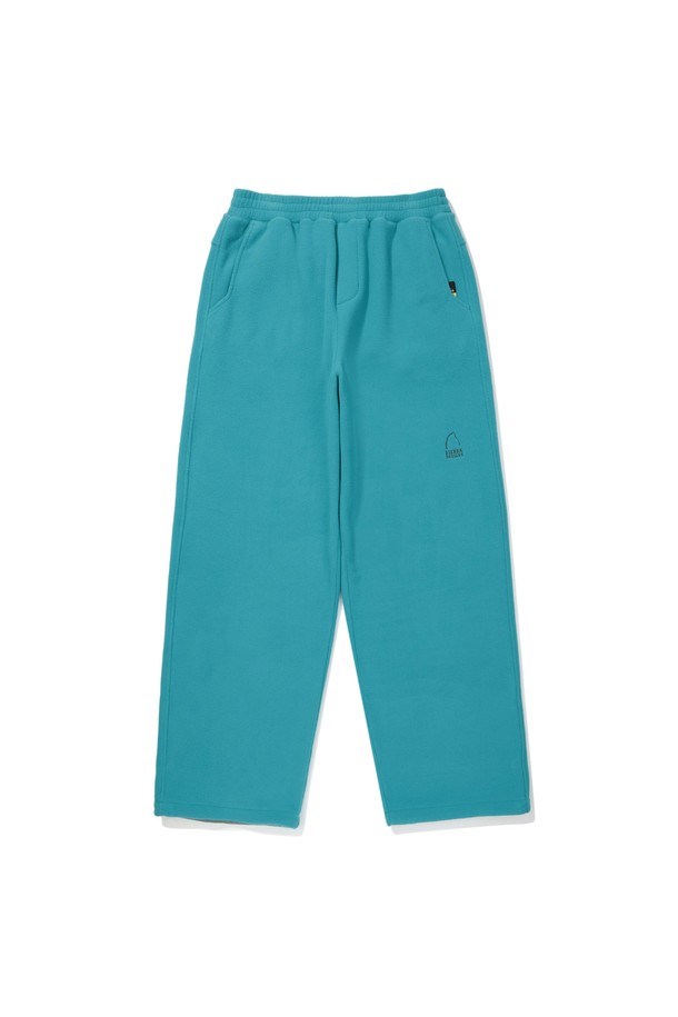 오베리(AUBERRY) 폴라텍 마이크로 플리스 팬츠(세미와이드핏) BLUE GREEN은 겨울철 아웃도어 활동과 일상생활 모두에 적합한 플리스 팬츠입니다. 부드러운 촉감의 폴라텍 마이크로 시리즈 플리스 소재를 사용하여 보온성과 편안함을 제공하며, 흡습, 속건 기능으로 쾌적함을 유지합니다. 세미와이드핏 디자인으로 스포티하고 캐주얼한 스타일을 연출하며, 무지 패턴에 블루 그린 컬러가 세련된 느낌을 더합니다. 밑단 드로우코드와 다중 포켓, 필링 방지 기능으로 실용성을 높였습니다.
