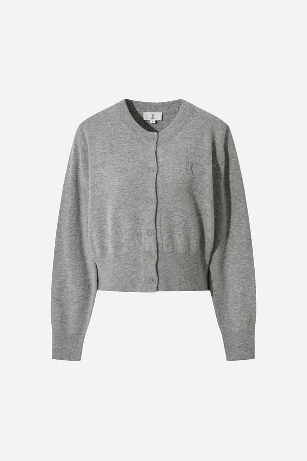 여성) 어반스루 에션셜 가디건(MELANGE GREY STANDARD)은 멜란지 그레이 컬러의 부드러운 니트 소재 가디건입니다. 봄, 가을에 어울리는 얇은 두께의 긴 소매 라운드넥 가디건으로, 미니멀하고 베이직한 스타일을 연출합니다. 레귤러핏으로 제작되었으며, 크롭 기장과 버튼 여밈 방식을 특징으로 합니다. 어반 캐주얼 스타일을 완성하는 데 적합하며, 다양한 룩에 활용하기 좋은 아이템입니다.
