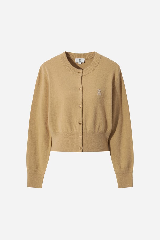 여성) 어반스루 에션셜 가디건(TAN)은 미니멀하고 베이직한 스타일의 여성용 가디건입니다. 부드러운 니트 소재로 제작되어 봄, 가을에 얇게 걸치기 좋으며, 레귤러 핏과 라운드넥 디자인으로 편안한 착용감을 선사합니다. 크롭 기장과 버튼 여밈 디테일이 특징이며, 무지 패턴의 TAN 컬러로 다양한 룩에 활용하기 좋습니다. 긴 소매 디자인으로 간절기 날씨에 유용하게 착용할 수 있습니다.
