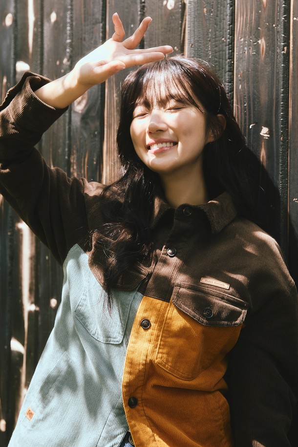 브라우니 컬러블럭 패딩 셔켓 BROWN은 가을, 겨울 시즌에 어울리는 남성용 패딩 자켓입니다. 브라운, 그레이, 옐로우 컬러 블록 디자인이 돋보이며, 캐주얼 스타일을 연출하기 좋습니다. 레귤러 오버핏으로 편안하게 착용 가능하며, 면과 코듀로이 소재로 제작되어 따뜻하고 부드러운 착용감을 제공합니다. 버튼 여밈 방식에 긴 소매 기장, 셔켓 스타일로, 겨울 데일리룩, 산책룩, 여행룩 등 다양한 TPO에 활용하기 좋습니다. 보온 기능과 두꺼운 두께감으로 추운 날씨에도 따뜻하게 활동할 수 있습니다.
