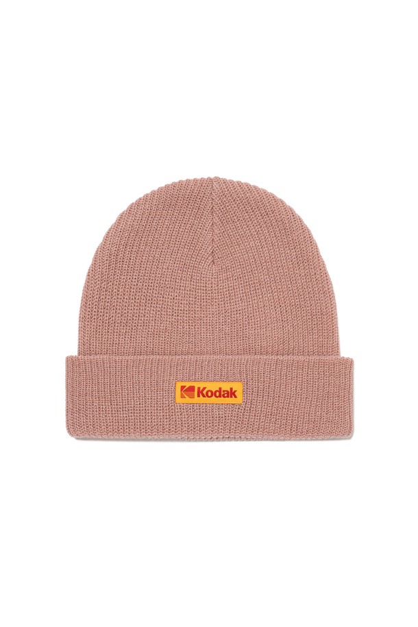 컬러플러스 비니 PINK는 부드러운 촉감의 아크릴, 울 혼방 소재로 제작되어 가을, 겨울철 따뜻하게 착용할 수 있는 비니입니다. 베이직한 디자인에 신축성 있는 핏으로 편안함을 제공하며, 핑크 컬러와 무지 패턴이 어떤 스타일에도 잘 어울립니다. 일상, 산책, 겨울 데일리룩 등 다양한 TPO에 활용하기 좋은 아이템입니다. 캐주얼, 미니멀, 클래식 스타일을 즐겨 입는 분들께 추천합니다. 모자 전면에 로고 장식이 포인트로 더해져 밋밋함을 덜었습니다.
