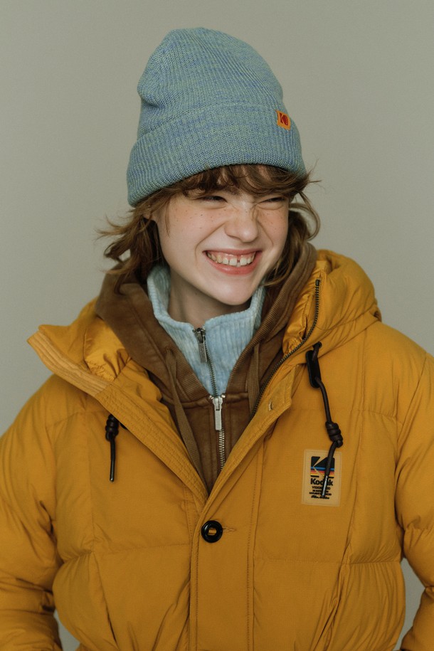 컬러플러스 비니 BLUE는 심플하고 베이직한 디자인의 비니입니다. 아크릴과 울 소재로 제작되어 가을과 겨울철에 따뜻하게 착용할 수 있습니다. 일상, 산책, 동네 마실 등 다양한 상황에서 캐주얼하고 미니멀한 스타일을 연출하기 좋습니다. 옷 스타일에 구애받지 않고 폭넓게 활용 가능한 데일리 아이템입니다. 시원한 블루 컬러가 어떤 룩에도 포인트를 더해줍니다.
