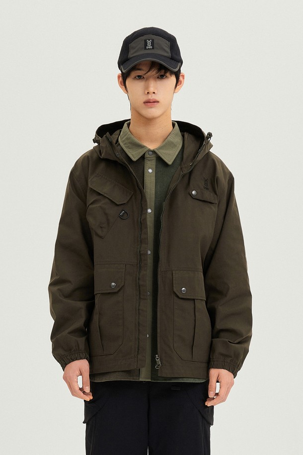 유니) 필드 재킷(KHAKI)은 밀리터리, 캐주얼 스타일을 아우르는 유니섹스 디자인의 필드 재킷입니다. 봄, 가을에 적합하며, 일상 및 아웃도어 활동에 모두 활용할 수 있습니다. 카키 컬러의 무지 디자인에 레귤러 핏으로, 버튼 여밈 방식과 중간 두께감으로 제작되었습니다. 뻣뻣한 면 소재로 제작되었으며, 넉넉한 수납을 위한 포켓과 후드가 디자인되어 실용성을 더했습니다. 출근룩, 캐주얼, 클래식, 워크웨어 스타일을 즐겨 입는 분들께 추천합니다.
