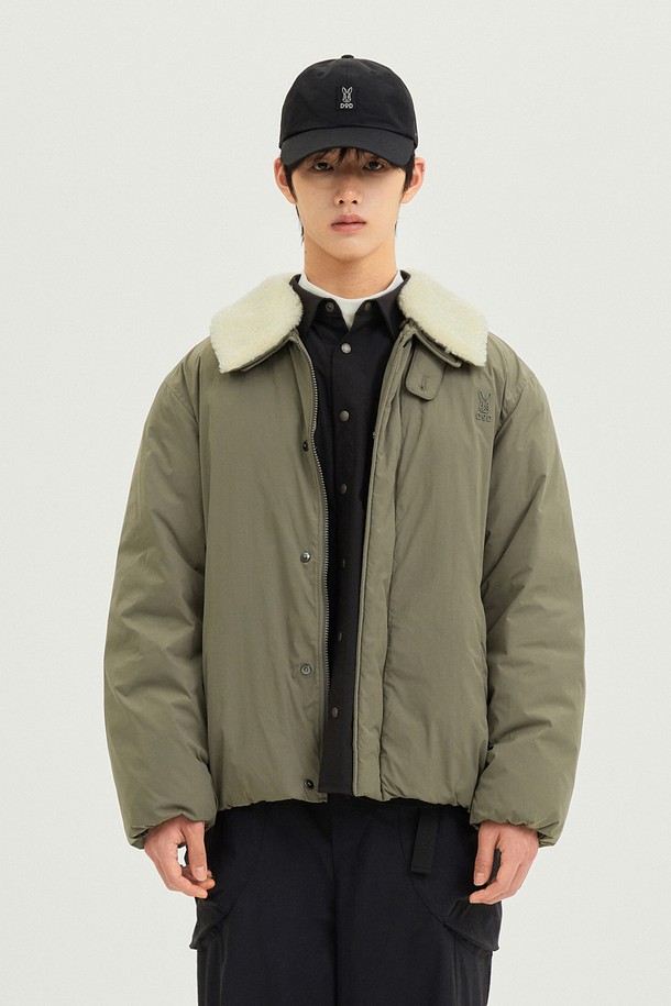 남성용 코나 하이웜 D7 플리스 카라 다운 재킷 (다크 베이지)는 겨울철 일상 및 스포츠 활동에 적합한 오버핏 다운 자켓입니다. 부드러운 플리스 소재와 두꺼운 두께감으로 뛰어난 보온성을 제공하며, 가볍게 제작되어 활동성을 높였습니다. 스포티하면서도 캐주얼한 스타일을 연출하며, 여행룩과 캠핑룩에 활용하기 좋습니다. 집업 여밈 방식에 카라 디자인을 더해 미니멀한 무드를 더했습니다. 긴 소매 기장의 무지 디자인으로 어떤 스타일에도 쉽게 매치할 수 있습니다.
