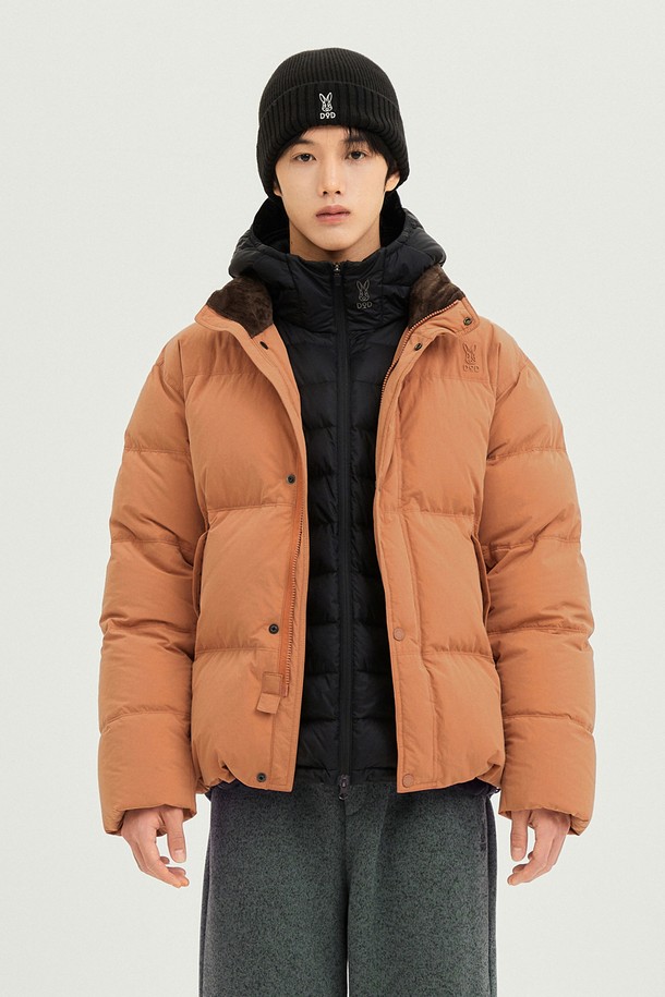 남성용 어베인 D7 다운 재킷(D.ORANGE)은 겨울철 추위를 효과적으로 막아주는 방풍 및 보온 기능을 갖춘 숏패딩입니다. 부드러운 촉감의 나일론 소재와 레귤러핏으로 제작되어 편안한 착용감을 선사하며, 일상 및 스포츠 활동 모두에 적합합니다. 스포티하면서도 캐주얼한 스타일을 연출하며, 후드 디자인과 집업 여밈 방식으로 실용성을 더했습니다. 선명한 오렌지 컬러와 무지 패턴으로 어떤 옷에도 쉽게 매치할 수 있어 활용도가 높습니다. 긴 소매 기장의 두꺼운 다운 재킷으로, 한겨울에도 따뜻하게 몸을 보호해줍니다.
