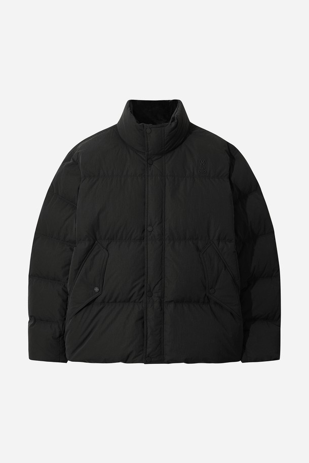 남성) 어베인 D7 다운 재킷(BLACK)은 일상과 스포츠 활동 모두에 적합한 남성용 다운 재킷입니다. 블랙 컬러의 무지 디자인으로 미니멀하고 스포티한 스타일을 연출하며, 겨울철 보온과 방풍 기능을 제공합니다. 레귤러 핏에 숏패딩 기장으로 활동성을 높였으며, 하이넥과 퀼팅 디테일이 특징입니다. 잦은 출근과 여행룩에 활용하기 좋으며, 부드러운 나일론 소재와 긴 소매 기장으로 편안한 착용감을 선사합니다.
