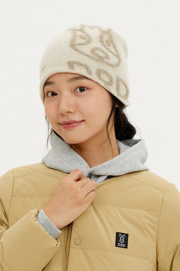 아이보리 & 다크 컬러의 램스울 자가드 비니입니다. 부드러운 촉감과 두꺼운 두께로 가을, 겨울철 보온성을 책임집니다. 캐주얼, 미니멀, 클래식 스타일의 옷차림에 잘 어울리며, 출근룩이나 데이트룩에 포인트를 더할 수 있습니다. 램스울 소재 특유의 고급스러움과 자가드 패턴의 은은한 멋을 느껴보세요. 일반적인 모자 깊이로 편안하게 착용 가능합니다.
