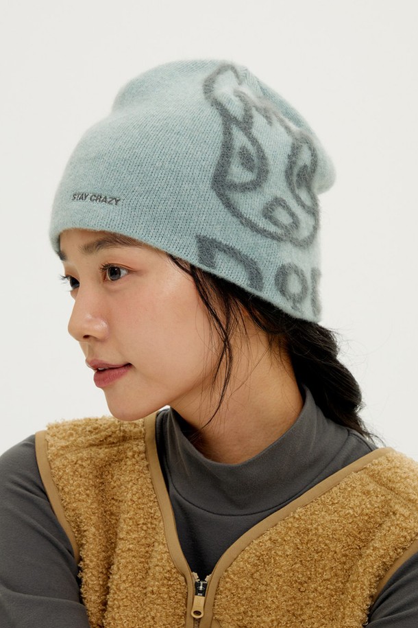 부드러운 램스울 소재로 제작된 램스울 자가드 비니(MINT)입니다. 가을, 겨울 시즌에 따뜻하게 착용하기 좋은 두꺼운 두께감의 비니로, 일상복에 클래식, 미니멀, 캐주얼 스타일을 더해줍니다. 민트 컬러와 자가드 패턴이 돋보이는 디자인으로, 부드러운 촉감을 선사합니다. 남녀 공용으로 착용 가능하며, 일반적인 모자 깊이로 편안하게 착용할 수 있습니다.
