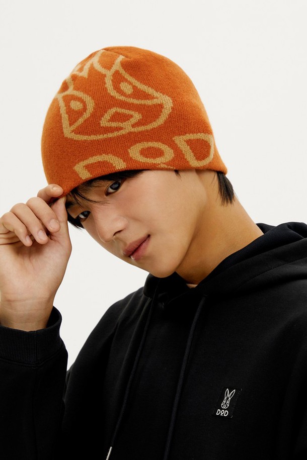 부드러운 램스울 소재의 램스울 자가드 비니(D.ORANGE)입니다. 남녀 모두 착용 가능하며, 가을과 겨울에 따뜻하게 착용할 수 있습니다. 톤 다운된 오렌지 색상으로 캐주얼, 미니멀, 클래식 스타일의 출근룩에 포인트를 더합니다. 자가드 패턴과 로고 디자인 장식이 은은한 멋을 더하며, 두꺼운 두께감으로 보온성을 높였습니다. 일반적인 모자 깊이로 편안하게 착용할 수 있습니다.
