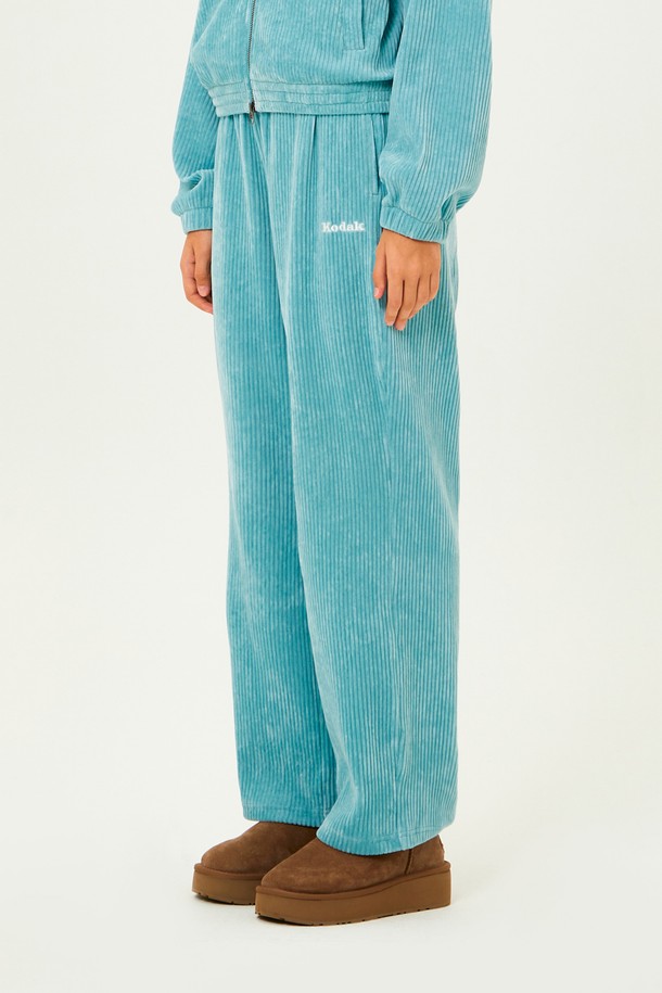 씨네코닥 벨벳 코듀로이 스트레이트 팬츠 SKY BLUE는 부드러운 촉감의 벨벳 코듀로이 원단으로 제작되어 가을과 겨울에 따뜻하게 입을 수 있는 바지입니다. 무지 디자인에 스카이 블루 컬러가 더해져 캐주얼하고 미니멀한 스타일을 연출합니다. 스트레이트 핏으로 편안하면서도 세련된 실루엣을 선사하며, 두께감이 있어 보온성을 높였습니다. 일상에서 편안하게 착용하기 좋으며, 다양한 상의와 매치하여 클래식한 무드를 낼 수 있습니다. 
