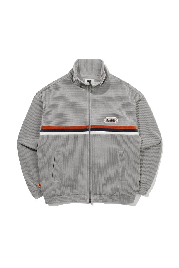 씨네코닥 벨벳 코듀로이 집업 MELANGE GREY는 부드러운 벨벳 소재와 코듀로이의 조화로 포근함을 선사하는 집업 재킷입니다. 멜란지 그레이 컬러와 루즈핏 디자인으로 캐주얼하고 미니멀한 스타일을 연출하기 좋습니다. 두꺼운 두께감으로 가을, 겨울 시즌에 따뜻하게 착용 가능하며, 립 디테일로 포인트를 더했습니다. 긴 소매 기장과 집업 여밈 방식으로 편안하게 입을 수 있는 데일리 아이템입니다. 캐주얼, 미니멀, 클래식 스타일을 즐겨 입는 분들께 추천합니다.
