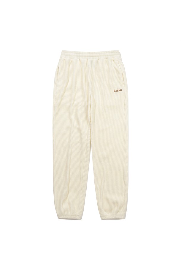 씨네코닥 벨벳 코듀로이 조거 팬츠 아이보리, 부드러운 벨벳과 코듀로이 소재의 조화가 돋보이는 캐주얼 조거 팬츠입니다. 릴랙스 핏과 허리 밴딩 디테일로 편안한 착용감을 선사하며, 무지 디자인으로 미니멀하고 클래식한 스타일을 연출합니다. 아이보리 컬러는 어떤 상의와도 쉽게 매치되어 다양한 룩을 소화할 수 있습니다. 일상생활에서 편안함과 스타일을 모두 잡을 수 있는 아이템입니다. 긴 기장으로 다리가 길어 보이는 효과를 더합니다.
