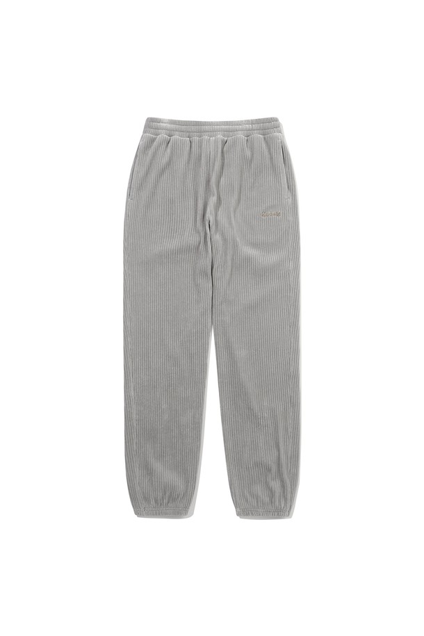 씨네코닥 벨벳 코듀로이 조거 팬츠 MELANGE GREY는 부드러운 벨벳 코듀로이 소재로 제작되어 포근한 착용감을 선사합니다. 편안한 릴랙스핏과 허리 밴딩, 조거 스타일 밑단으로 활동성을 높였으며, 멜란지 그레이 컬러는 어떤 스타일에도 잘 어울립니다. 가을, 겨울 시즌 데일리룩 또는 집콕룩, 산책룩 등 다양한 상황에 활용하기 좋은 캐주얼 스타일의 조거 팬츠입니다. 무지 디자인으로 미니멀하고 클래식한 분위기를 연출할 수 있습니다. 두께감 있는 소재로 따뜻하게 착용 가능합니다.
