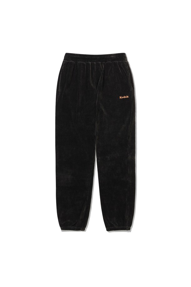 씨네코닥 벨벳 코듀로이 조거 팬츠 BLACK는 부드러운 벨벳 코듀로이 소재로 제작되어 포근한 착용감을 선사합니다. 릴랙스 핏으로 편안함을 강조하며, 밑단 시보리 디테일이 있어 활동성을 높였습니다. 캐주얼, 미니멀, 클래식 스타일을 아우르며, 가을과 겨울철 일상룩, 출근룩에 모두 잘 어울립니다. 무지 디자인으로 어떤 상의와도 쉽게 코디할 수 있어 실용적입니다. 블랙 컬러의 조거 팬츠는 여러분의 스타일 지수를 한층 끌어올릴 것입니다.

