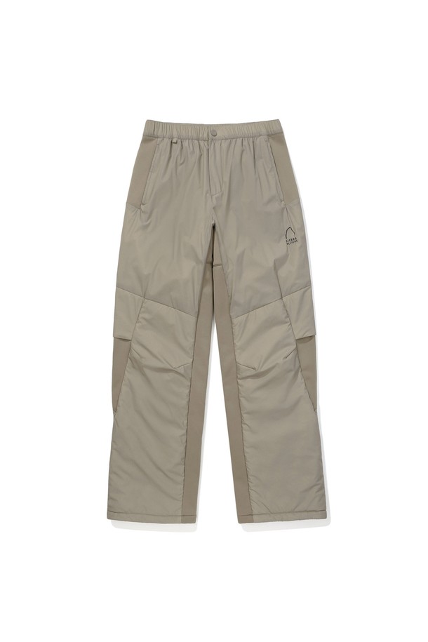 W) 로사(ROSA) 코어 컴포트 인슐레이션 팬츠(레귤러핏) BROWN는 아웃도어 활동과 일상생활 모두에 적합한 남녀 공용 인슐레이션 팬츠입니다. 가을과 겨울에 따뜻하게 착용할 수 있도록 두꺼운 두께감과 보온 및 방풍 기능을 갖췄습니다. 부드러운 촉감의 나일론 소재와 레귤러핏 디자인으로 편안한 착용감을 제공하며, 밴딩 처리된 허리 부분과 포켓 디테일이 실용성을 더했습니다. 브라운 컬러의 무지 디자인은 스포티, 캐주얼, 미니멀 스타일 모두 소화 가능하며, 등산룩, 캠핑룩, 출근룩 등 다양한 TPO에 활용하기 좋습니다.
