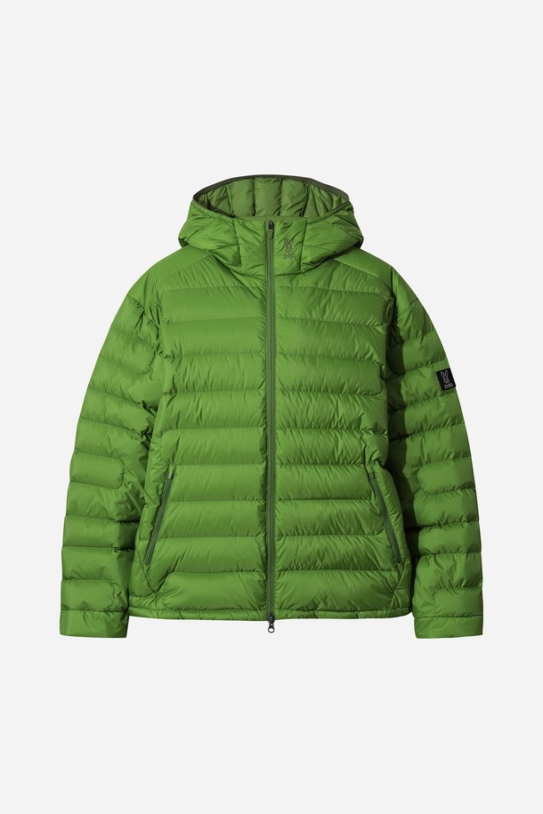 남성용 보일러 후드 경량 다운 재킷(GREEN)입니다. 가볍고 부드러운 나일론 소재로 제작되어 편안한 착용감을 선사합니다. 겨울철 일상 및 스포츠 활동에 적합하며, 스포티하고 캐주얼한 스타일을 연출합니다. 무지 디자인에 크롭 기장과 집업 여밈 방식, 레귤러 핏으로 제작되었습니다. 가볍고 따뜻한 보온 기능을 제공하는 경량 패딩 재킷입니다.
