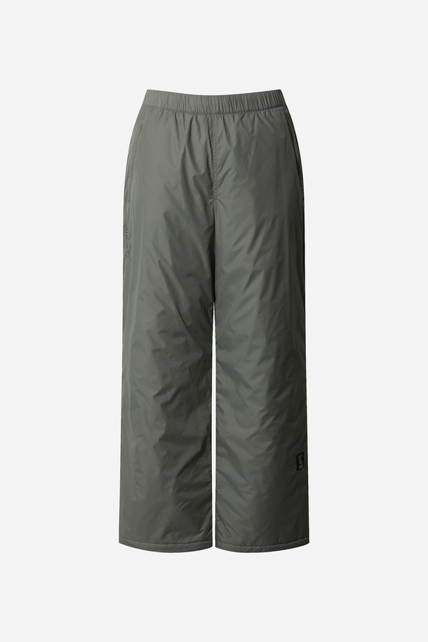 유니) 레귤러핏 패딩 팬츠는 차콜 그레이 색상의 유니섹스 패딩 바지입니다. 겨울철 스포츠 활동이나 일상복으로 활용하기 좋으며, 레귤러핏으로 편안한 착용감을 제공합니다. 나일론과 폴리에스터 혼방 소재로 제작되어 보온성이 뛰어나고, 밴딩 처리로 활동성을 높였습니다. 무지 디자인으로 다양한 스타일 연출이 용이하며, 두꺼운 두께감으로 따뜻하게 착용할 수 있습니다. 스포티, 캐주얼, 미니멀 스타일을 즐겨 입는 고객에게 추천합니다.
