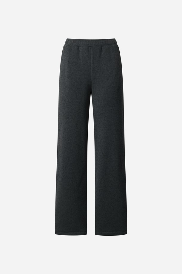 **여성) 템프니트 레귤러핏 스트레이트 팬츠(BLACK)**는 부드러운 니트 소재로 제작되어 편안한 착용감을 선사하는 여성용 긴 바지입니다. 레귤러핏 스트레이트 스타일로, 스포티하면서도 베이직한 디자인이 특징입니다. 블랙 컬러로 어떤 상의와도 쉽게 매치하여 다양한 스타일을 연출할 수 있습니다. 밴딩 처리된 허리 부분은 활동성을 높여주며, 스포츠 활동뿐만 아니라 일상에서도 편안하게 착용 가능합니다. 피트니스룩, 미니멀, 캐주얼 스타일을 선호하는 여성분들께 추천합니다.
