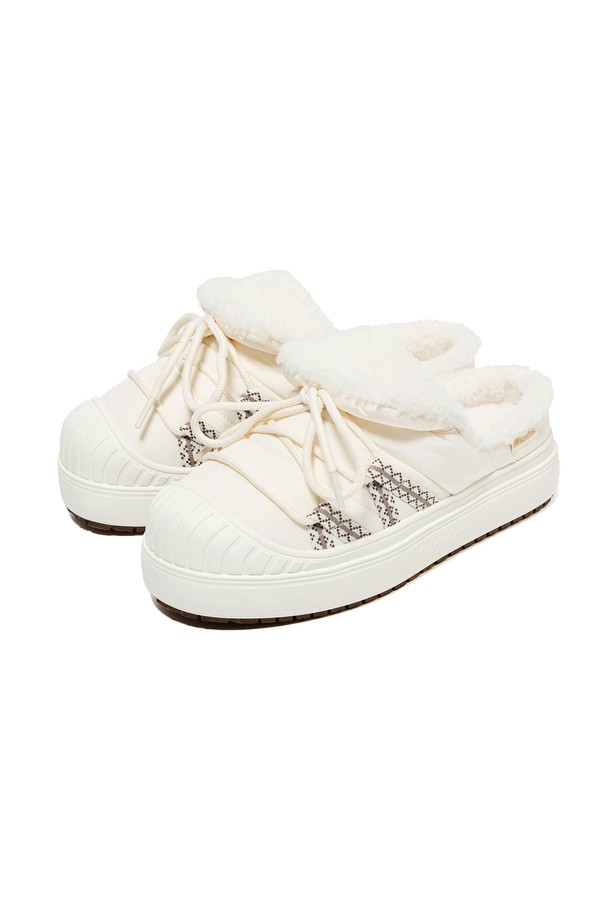 "브라우니 허그 아이보리"는 캐주얼하고 미니멀한 스타일을 추구하는 남성 고객을 위한 신발입니다. 봄, 여름, 가을 계절에 적합하며, 산책룩에 잘 어울립니다. 둥근 앞코와 부드러운 합성가죽 소재로 제작되었으며, 굽 높이는 로우, 굽 타입은 플랫입니다. 안감은 퍼 소재로 되어 있으며, 무지 패턴에 끈으로 여미는 슬리퍼형 털신입니다. 로우컷 디자인으로 편안한 착용감을 제공합니다.
