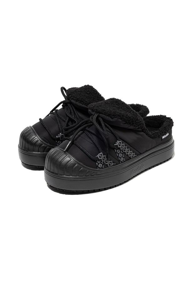 브라우니 허그 BLACK은 남성용으로 디자인된 블랙 컬러의 슬립온 샌들입니다. 합성가죽 소재에 라운드 앞코, 플랫 굽과 플랫 타입 굽으로 편안함을 강조했으며, 뒷굽 접이식 디자인과 슬리퍼형으로 제작되어 더욱 간편하게 착용할 수 있습니다. 일상, 휴가, 리조트, 여행 등 다양한 TPO에 캐주얼, 미니멀, 리조트 스타일을 연출하기 좋습니다. 여름철 시원하게 신을 수 있는 로우컷 디자인으로, 발볼이 일반적인 남성분들에게 적합합니다.
