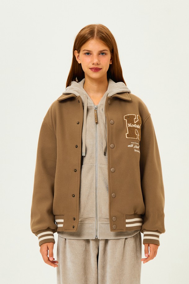 베이지 컬러의 브라우니 바시티 재킷은 여성스러운 캐주얼룩과 스포티한 스타일을 연출하기 좋은 아이템입니다. 가을, 겨울 시즌에 어울리는 두꺼운 울 소재로 제작되어 부드러운 촉감과 뛰어난 보온성을 제공합니다. 오버핏으로 편안하게 착용 가능하며, 버튼 여밈 방식과 긴 소매, 리브 디테일, 후드 레이어드 디자인이 특징입니다. 데이트룩, 모임룩 등 다양한 TPO에 활용할 수 있으며, 미니멀한 스타일 연출에도 용이합니다.
