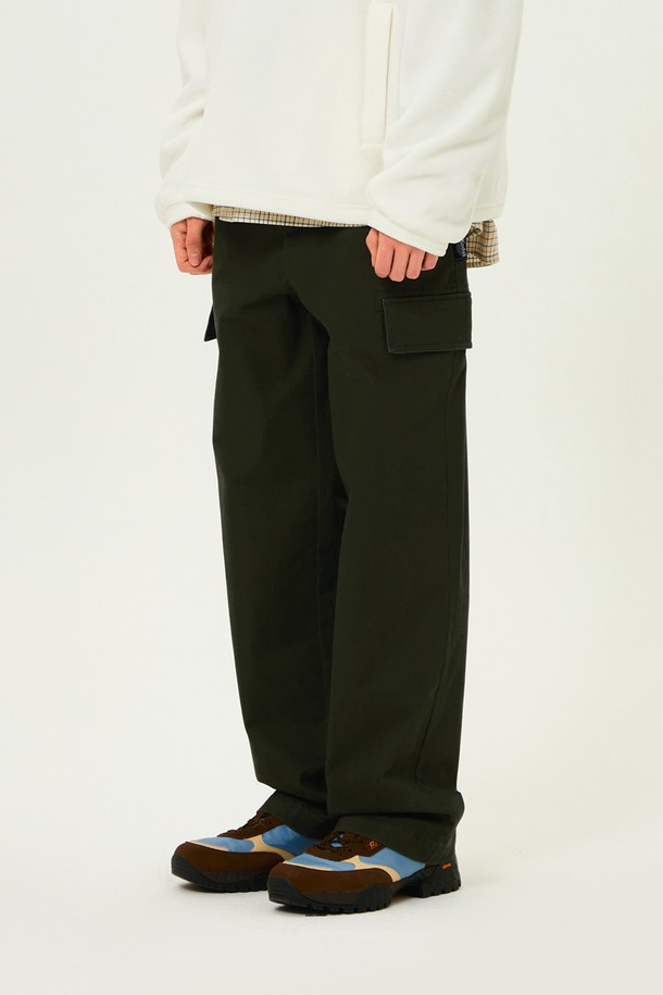 따뜻하고 포근한 웜코튼 소재의 블랙 컬러 세미 오버핏 스트레이트 이지 팬츠입니다. 가을, 겨울 시즌에 적합하며, 부드러운 촉감과 두꺼운 두께감으로 편안한 착용감을 선사합니다. 허리 밴딩 처리로 활동성을 높였으며, 캐주얼 및 미니멀 스타일을 즐겨 입는 분들께 추천합니다. 집콕룩, 산책룩 등 어떤 상황에서도 편안하게 연출할 수 있는 데일리 아이템입니다. 무지 디자인으로 다양한 상의와 매치하기 용이합니다.
