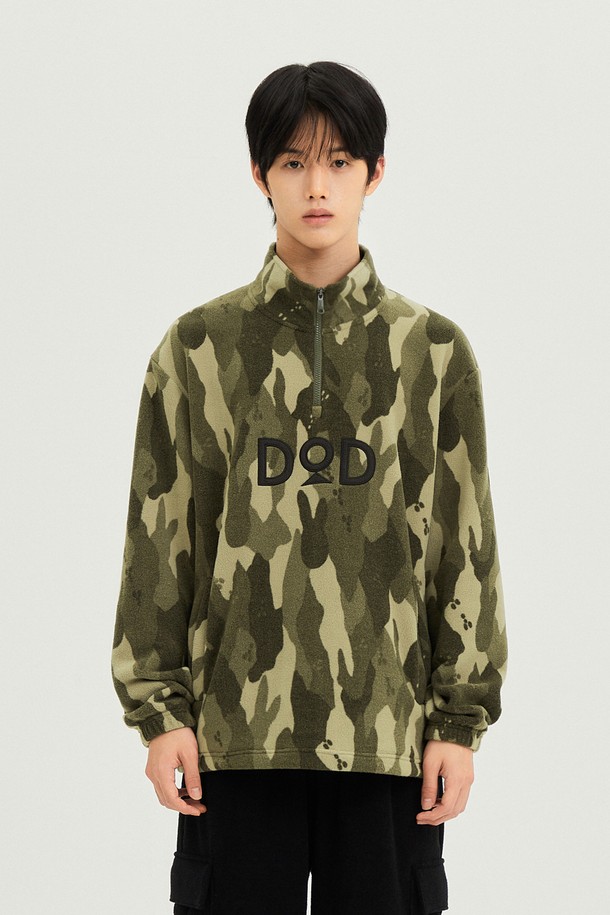 유니) 히트레스트 플리스 베이직 아노락(MULTI)은 일상과 스포츠 활동에 적합한 유니섹스 아노락입니다. 가을, 겨울 시즌에 따뜻함을 선사하는 두꺼운 두께의 플리스 소재로 제작되었으며, 부드러운 촉감이 특징입니다. 멀티 컬러의 카모 패턴과 레귤러핏 디자인이 스포티하면서도 캐주얼한 스타일을 연출합니다. 히트레스트 기능성으로 보온성을 높였으며, 긴 소매와 집업 여밈 방식으로 편안하게 착용할 수 있습니다. 등산, 캠핑, 러닝 시 고프코어 스타일을 완성해보세요.
