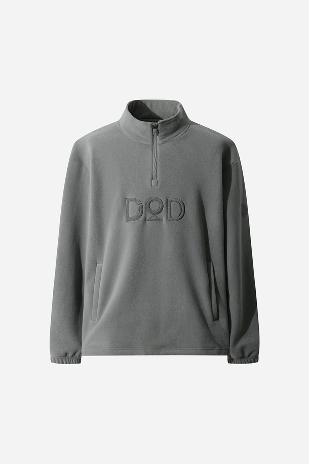 유니) 히트레스트 플리스 베이직 아노락(GREY)은 부드러운 촉감의 플리스 소재로 제작되어, 가을과 겨울에 따뜻하게 착용할 수 있는 두꺼운 아노락입니다. 그레이 컬러의 무지 디자인으로 스포티, 캐주얼, 미니멀 스타일을 연출하기 좋으며, 일상 및 스포츠 활동, 특히 산책룩이나 캠핑룩에 잘 어울립니다. 하프 집업과 스탠드 칼라 디자인, 레귤러핏으로 편안함을 더했으며, 긴 소매와 보온 기능으로 쌀쌀한 날씨에도 쾌적하게 활동할 수 있습니다.
