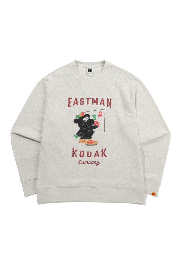 씨네라운지 클라우드 약기모 맨투맨 OATMEAL은 부드러운 촉감의 약기모 안감으로 제작되어 가을과 겨울철에 따뜻하게 착용할 수 있는 공용 맨투맨입니다. 베이직하고 캐주얼한 스타일로, 다양한 룩에 활용하기 좋은 아이템입니다. 오트밀 컬러에 로고 또는 캐릭터 프린트가 더해져 포인트를 줍니다. 레귤러핏에 라운드넥 디자인으로 편안한 착용감을 선사하며, 두께감 있는 소재로 제작되어 보온성을 높였습니다. 긴 소매 기장으로 안정적인 실루엣을 연출합니다.
