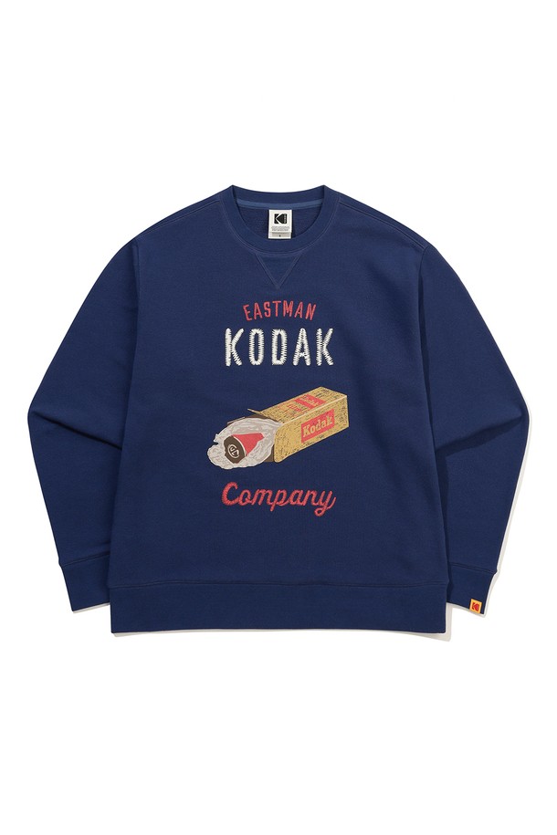 "씨네라운지 클라우드 약기모 맨투맨 NAVY"는 가을, 겨울철 따뜻하게 입기 좋은 남녀 공용 맨투맨입니다. 부드러운 촉감의 약기모 안감으로 제작되어 포근한 착용감을 선사하며, 레귤러핏에 라운드넥 디자인으로 편안한 활동성을 보장합니다. 네이비 컬러에 베이직하고 캐주얼한 스타일로 다양한 룩에 활용하기 좋으며, 일상복으로 데일리하게 즐겨 입을 수 있습니다. 긴 소매 기장과 두꺼운 두께감으로 보온성을 높였으며, 프린트 무늬가 포인트로 더해져 밋밋함을 없앴습니다. 미니멀한 스타일을 선호하는 분들께 추천하는 아이템입니다.
