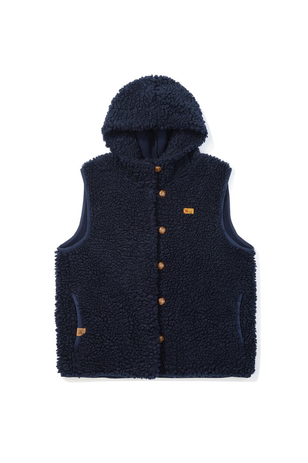 브라우니 후드 플리스 베스트 우먼 네이비는 부드러운 촉감의 플리스 소재로 제작되어 가을과 겨울철 따뜻하게 입기 좋은 여성용 베스트입니다. 캐주얼하고 미니멀한 스타일로, 일상복으로 편안하게 착용할 수 있습니다. 레귤러핏으로 제작되었으며, 넉넉한 두께감과 후드 디테일이 특징입니다. 네이비 컬러의 무지 디자인으로 다양한 옷에 매치하기 용이하며, 버튼 여밈 방식으로 간편하게 착용 가능합니다. 민소매 디자인으로 활동성을 높였으며, 레귤러 기장으로 어떤 체형에도 잘 어울립니다.
