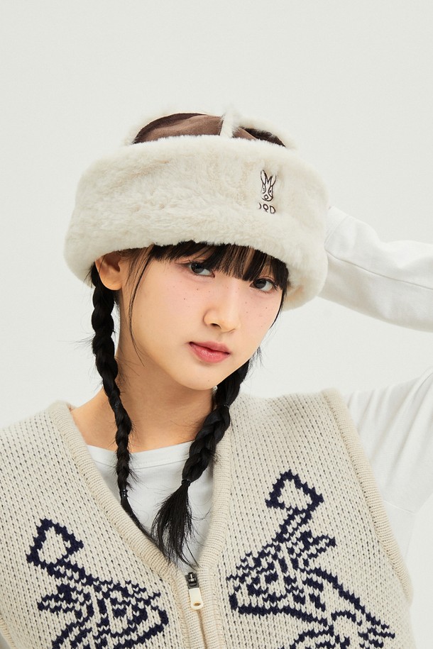 부드러운 스웨이드 소재의 브라운 컬러 돔햇입니다. 깊은 모자 깊이와 중간 챙 넓이로 안정적인 착용감을 선사하며, 무지 디자인으로 어떤 스타일에도 잘 어울립니다. 가을, 겨울철 출근룩과 모임룩에 클래식, 미니멀, 캐주얼 스타일을 더하여 세련된 분위기를 연출해보세요. 돔형 크라운 디테일이 특징이며, 부드러운 촉감으로 편안하게 착용할 수 있습니다.
