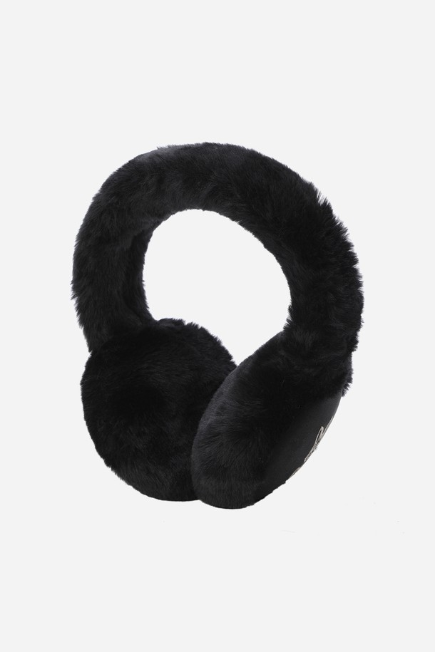 코지 스웨이드 이어워머(BLACK)는 부드러운 스웨이드 소재와 따뜻한 퍼 장식이 돋보이는 방한용 귀덮개입니다. 가을, 겨울철 추운 날씨에 보온성을 제공하며 일상 및 출근룩에 클래식, 미니멀, 캐주얼 스타일을 더해줍니다. 블랙 컬러의 무지 디자인으로 어떤 스타일에도 쉽게 매치할 수 있으며, 부드러운 촉감으로 편안한 착용감을 선사합니다. 두꺼운 두께감으로 뛰어난 보온 기능을 갖춘, 실용적이고 스타일리시한 아이템입니다.
