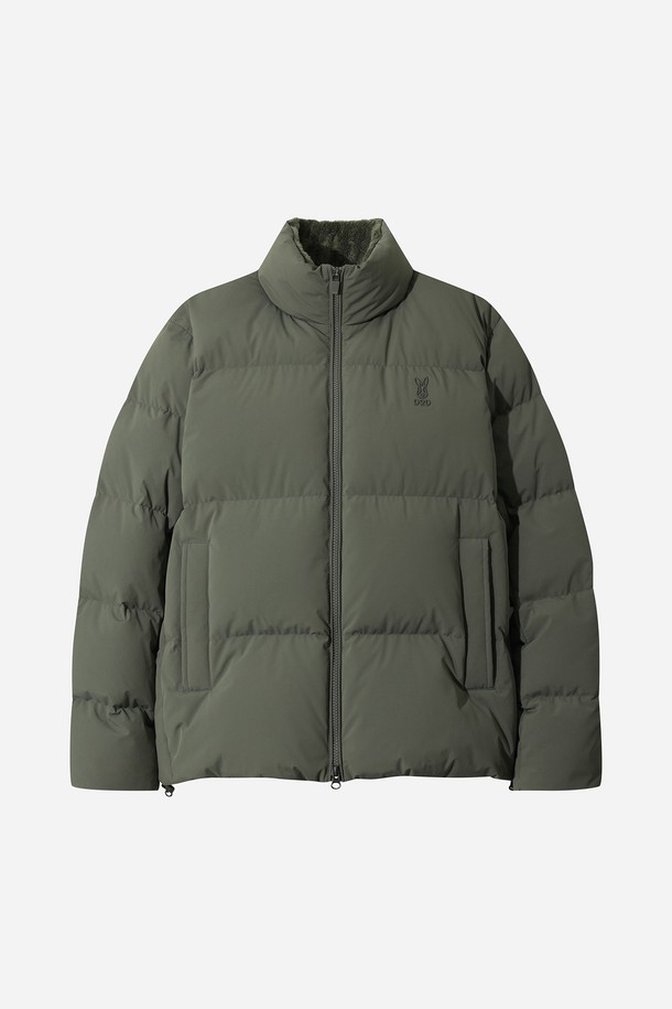 남성) 베이슨 D7 다운자켓(L.CHARCOAL GREY)은 따뜻함과 스타일을 모두 갖춘 겨울철 필수 아우터입니다. 라이트 차콜 그레이 색상의 무지 디자인으로, 캐주얼, 미니멀, 클래식 등 어떤 스타일에도 잘 어울립니다. 숏패딩 스타일의 레귤러핏으로, 퀄팅 디테일과 하이넥 디자인이 특징입니다. 보온성과 방풍 기능을 제공하며, 출근룩으로도 손색없는 활용성을 자랑합니다. 부드러운 나일론 소재와 두꺼운 두께감으로 편안한 착용감을 선사합니다.
