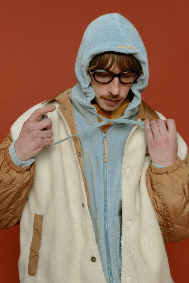 산뜻한 스카이블루 컬러의 크리미 후드 집업입니다. 부드러운 면 소재로 제작되어 편안한 착용감을 선사하며, 봄, 가을 간절기에 활용하기 좋습니다. 루즈핏 크롭 기장으로 트렌디한 스타일을 연출하며, 캐주얼룩, 미니멀룩에 모두 잘 어울립니다. 무지 디자인에 크리미한 질감이 더해져 은은한 멋을 더합니다. 일상에서 편안하게 즐겨 입을 수 있는 베이직 아이템입니다.
