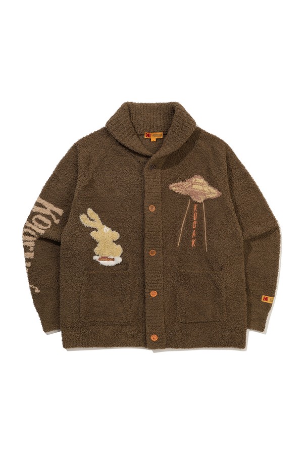 씨네라운지 소프트 자카드 가디건 브라운은 부드러운 니트 소재로 제작되어 가을, 겨울 시즌에 따뜻하게 착용하기 좋은 여성 가디건입니다. 라운드 넥 디자인에 레귤러핏으로 제작되었으며, 긴 소매 기장과 두꺼운 두께감으로 포근함을 더했습니다. 자카드 패턴과 캐릭터 자수 디테일이 돋보이며, 캐주얼, 클래식, 미니멀 스타일을 소화하기 좋습니다. 버튼 여밈 방식으로 간편하게 착용 가능하며, 모임룩으로도 활용할 수 있습니다.
