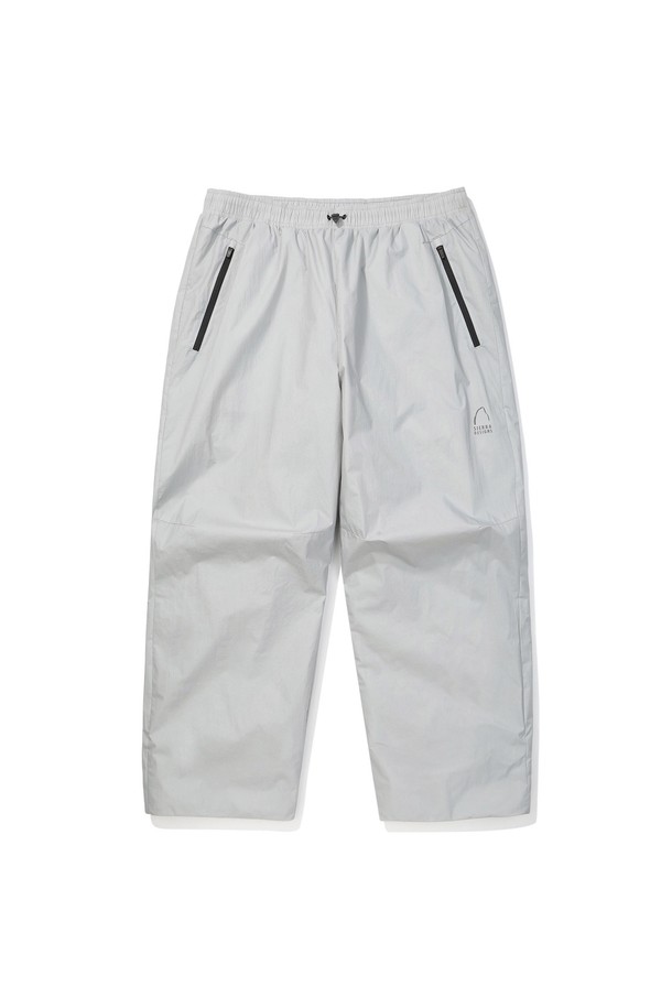 니트로(NITRO) 경량 인슐레이션 팬츠는 가볍고 따뜻한 착용감을 제공하는 세미와이드핏 바지입니다. 봄, 가을 시즌에 적합하며, 일상 및 스포츠 활동 모두에 활용 가능한 실용적인 아이템입니다. 부드러운 촉감의 나일론 소재를 사용하여 편안한 착용감을 선사하며, 얇은 두께와 경량 설계로 활동성을 높였습니다. 밴딩 처리된 허리 부분과 지퍼 포켓 디테일이 실용성을 더하며, 스포티, 캐주얼, 미니멀 스타일을 모두 소화할 수 있습니다. 라이트 그레이 컬러의 무지 디자인으로 어떤 상의에도 쉽게 매치하여 다양한 스타일을 연출할 수 있습니다.
