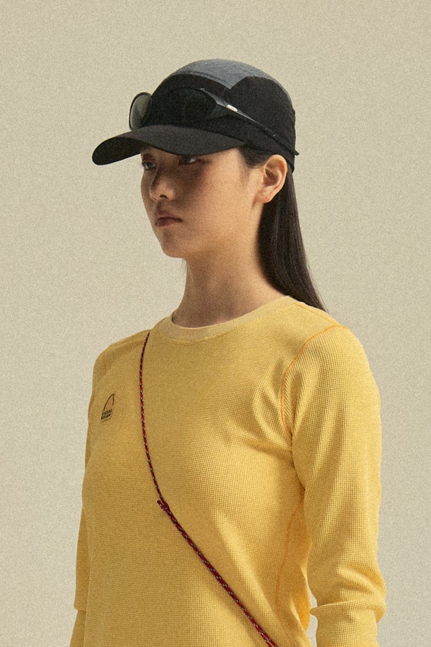 기가와트(GIGAWATT) 경량 볼캡 BLACK은 가볍고 편안한 착용감을 제공하는 볼캡입니다. 봄, 여름, 가을 계절에 적합하며, 나일론 소재로 제작되어 부드러운 촉감을 자랑합니다. 일반적인 모자 깊이와 챙 넓이로 제작되었으며, 무지 디자인에 블랙 컬러로 어떤 스타일에도 잘 어울립니다. 경량 기능으로 제작되어 여행룩, 산책룩 등 다양한 TPO에 활용 가능하며, 캐주얼, 미니멀, 시티보이 스타일을 연출하기 좋습니다.
