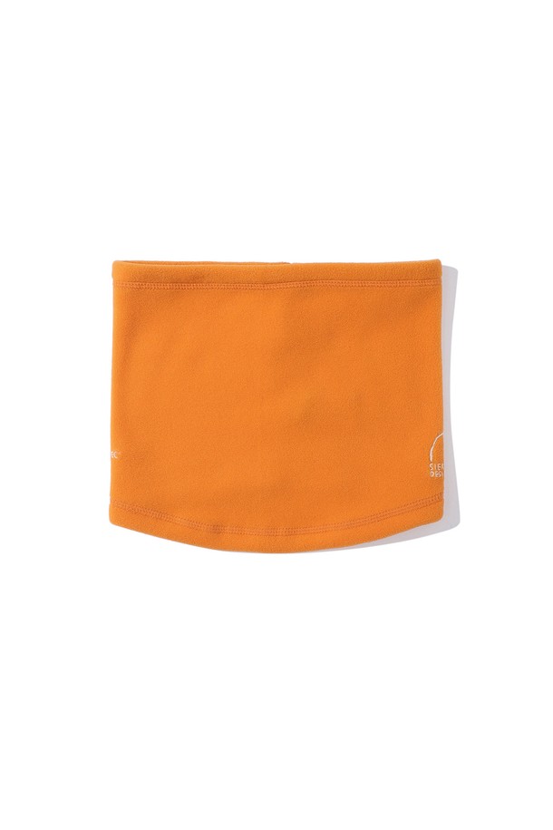 오베리(AUBERRY) 폴라텍 마이크로 플리스 넥게이터 ORANGE는 부드러운 촉감과 뛰어난 보온, 방풍 기능을 갖춘 넥워머 타입의 넥게이터입니다. 마이크로 플리스 소재로 제작되어 가을, 겨울철 일상 및 아웃도어 활동에 적합하며, 스포티, 캐주얼, 고프코어 스타일을 연출할 수 있습니다. 선명한 오렌지 컬러의 무지 디자인으로 어떤 스타일에도 잘 어울리며 등산룩, 캠핑룩, 산책룩 등 다양한 TPO에 활용 가능합니다. 두꺼운 두께감으로 추운 날씨에도 따뜻하게 착용할 수 있으며, 넥워머 형태로 제작되어 목을 포근하게 감싸줍니다.