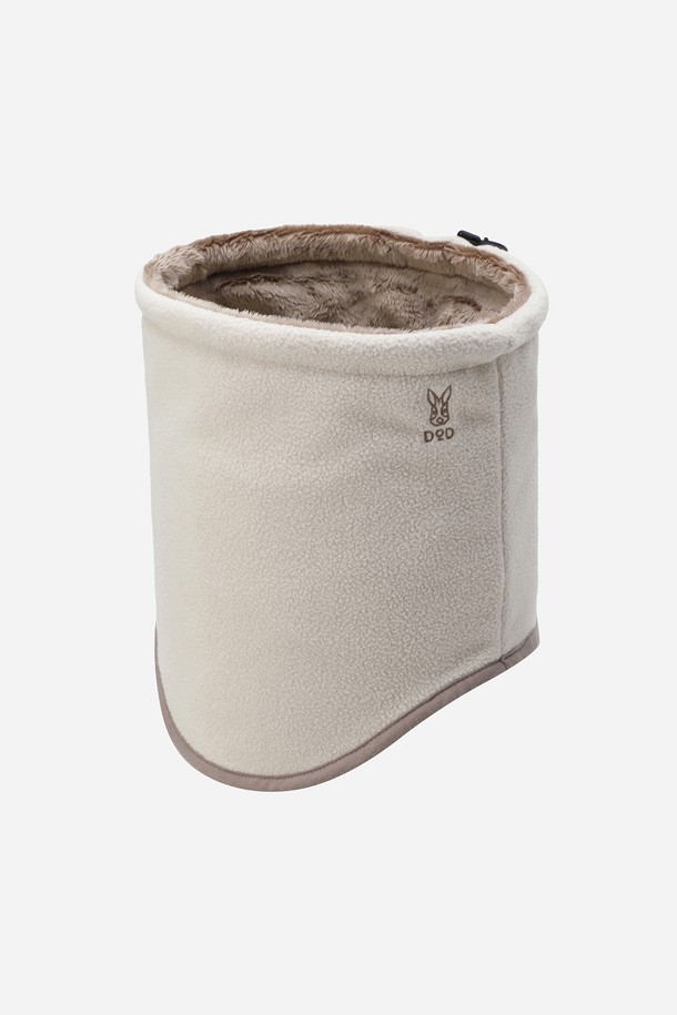 히트레스트 넥 워머(TAN)는 가을, 겨울철 추위를 막아주는 보온 및 방한 기능을 가진 넥워머입니다. 탄(TAN) 컬러의 무지 디자인으로, 캐주얼, 미니멀, 고프코어 스타일과 잘 어울립니다. 부드러운 플리스 소재와 폴리에스테르 소재를 사용하여 촉감이 좋고 두꺼워 따뜻함을 제공합니다. 일상생활뿐만 아니라 산책룩, 캠핑룩 등 다양한 TPO에 활용 가능하며, 양면 착용이 가능한 실용적인 아이템입니다. 목 부분을 따뜻하게 감싸주어 추운 날씨에도 쾌적함을 유지시켜줍니다.
