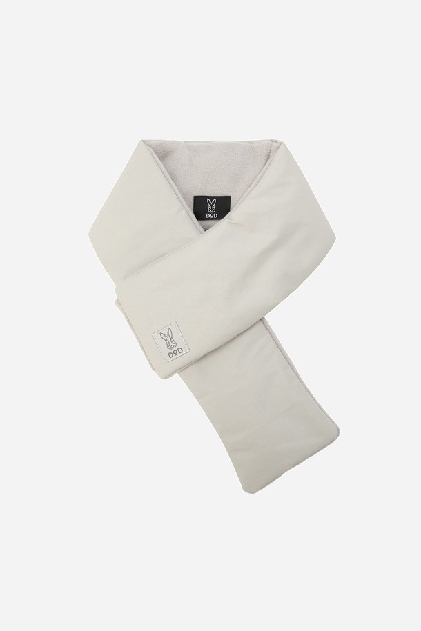 코나 **패딩** 머플러(IVORY DARK)는 부드러운 촉감과 뛰어난 보온성을 제공하는 겨울철 필수 아이템입니다. 아이보리, 다크 컬러로 출시되어 어떤 스타일에도 매치하기 용이하며, 캐주얼, 미니멀, 클래식 스타일을 즐겨 입는 분들께 추천합니다. 출근룩, 모임룩 등 다양한 TPO에 활용 가능하며, 무지 디자인으로 유행을 타지 않고 오래도록 착용할 수 있습니다. 두꺼운 두께감으로 추운 겨울에도 따뜻하게 몸을 보호해 줍니다. 
