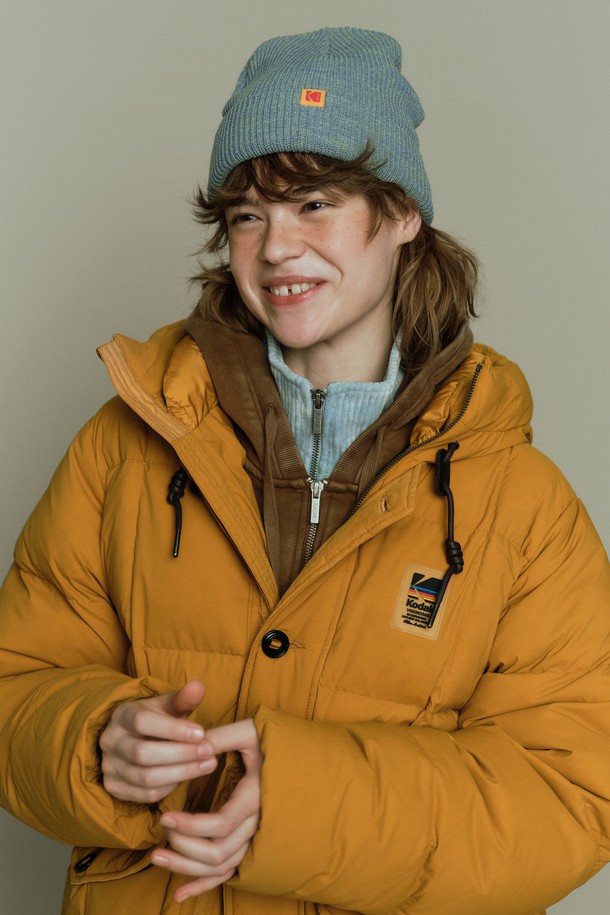 미드 기장의 라이트 다운 재킷, 옐로우 컬러입니다. 클래식 스타일의 무지 디자인으로, 겨울철 일상복으로 활용하기 좋습니다. 700+ 필파워 유럽산 물라드 오리털 충전재와 두꺼운 두께감으로 뛰어난 보온성을 제공하며, 경량 소재를 사용하여 편안한 착용감을 선사합니다. 허리 스트링과 집업 여밈 방식, 오버핏 디자인으로 스타일리시하게 연출할 수 있으며, 긴 소매 기장으로 보온성을 더했습니다. 나일론과 폴리에스테르 혼방 소재로 제작되었습니다.
