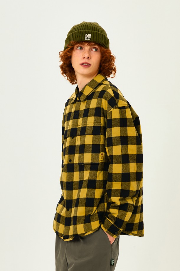 부드러운 니트 소재로 제작된 숏비니, 카키 색상입니다. 가을, 겨울철 산책룩에 잘 어울리며, 캐주얼, 미니멀, 클래식 스타일을 모두 소화합니다. 숏 기장으로 제작되어 답답함 없이 착용 가능하며, 두꺼운 두께감으로 따뜻함을 더합니다. 무지 디자인으로 어떤 옷에도 쉽게 매치할 수 있는 데일리 아이템입니다.
