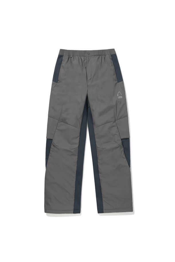 W) 로사(ROSA) 코어 컴포트 인슐레이션 팬츠(레귤러핏) CHARCOAL는 겨울철 스포츠 및 일상 활동에 적합한 남녀 공용 인슐레이션 팬츠입니다. 차콜 색상의 무지 디자인으로 스포티, 미니멀, 고프코어 스타일을 연출할 수 있습니다. 보온 기능과 방수 기능이 있어 추운 날씨에도 쾌적함을 유지하며, 부드러운 촉감의 나일론 소재와 두꺼운 두께, 패딩 안감으로 따뜻함을 더했습니다. 레귤러핏으로 편안한 착용감을 제공하며, 등산, 캠핑, 러닝 등 다양한 TPO에 활용 가능합니다. 허리 밴딩 처리로 활동성을 높였습니다.
