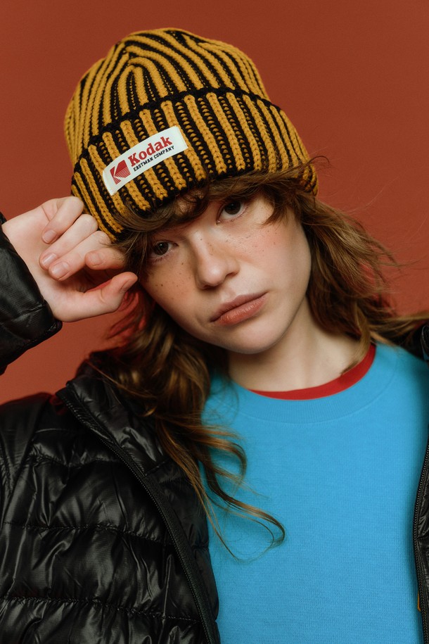 옐로우 컬러의 스트라이프 꼬임 비니입니다. 부드러운 니트 소재로 제작되어 가을, 겨울철 따뜻하게 착용할 수 있습니다. 촘촘한 골지 짜임과 꼬임 디테일이 돋보이며, 깊이감 있는 디자인으로 안정적인 착용감을 제공합니다. 캐주얼, 미니멀, 클래식 스타일의 룩에 모두 잘 어울리며, 산책룩이나 집콕룩 등 다양한 TPO에 활용하기 좋습니다. 블랙 컬러의 스트라이프 패턴이 세련된 포인트를 더합니다.
