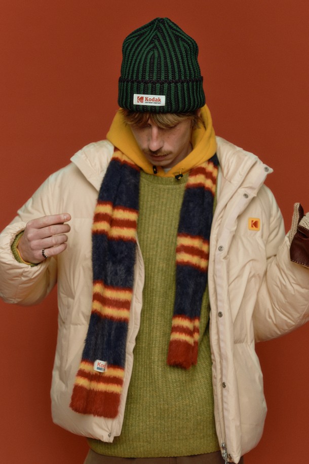 그린 컬러의 스트라이프 꼬임 비니입니다. 부드러운 니트 소재로 제작되어 가을, 겨울철 따뜻하게 착용할 수 있습니다. 깊은 모자 깊이와 촘촘한 골지 짜임이 특징이며, 꼬임 디테일이 돋보이는 디자인입니다. 캐주얼, 미니멀, 클래식 스타일의 옷차림에 잘 어울리며, 산책룩과 집콕룩 모두 편안하게 소화할 수 있습니다. 블랙 컬러도 함께 출시되어 취향에 맞게 선택 가능합니다.
