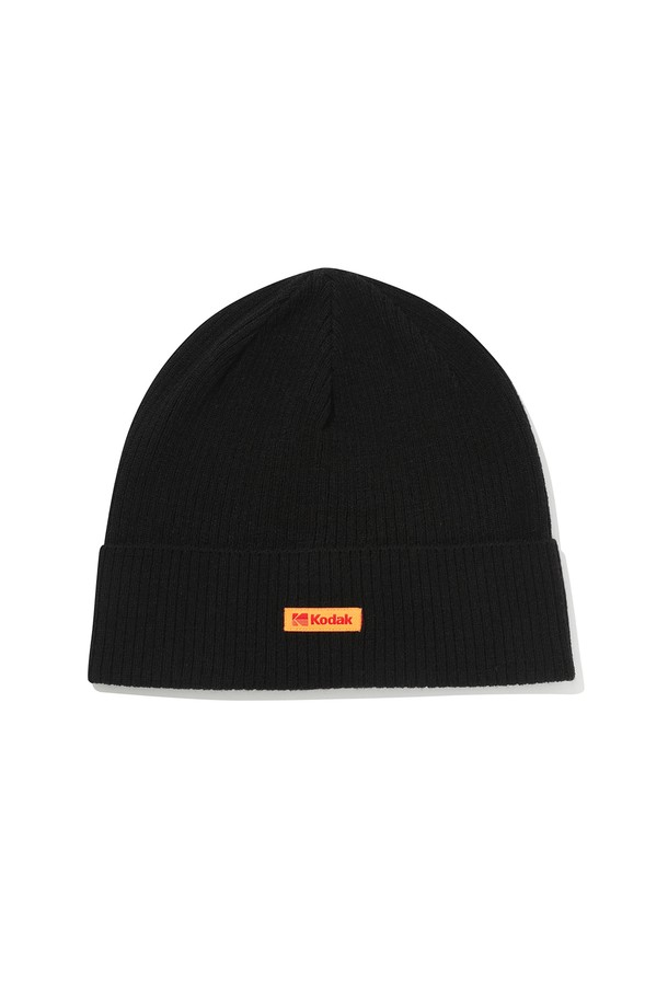 컬러플러스 슬림 비니 BLACK은 가을, 겨울 시즌에 착용하기 좋은 모자입니다. 부드러운 니트 소재로 제작되어 편안한 착용감을 선사하며, 깊은 모자 깊이로 안정감 있게 착용할 수 있습니다. 슬림핏 디자인과 골지 패턴이 특징이며, 블랙 컬러로 어떤 스타일에도 잘 어울립니다. 캐주얼, 미니멀, 클래식 스타일을 즐겨 입는 분들께 추천하며, 심플한 로고 장식이 포인트입니다.
